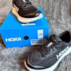 Hoka Rincon Big Kids Black and White Sneakers size 4